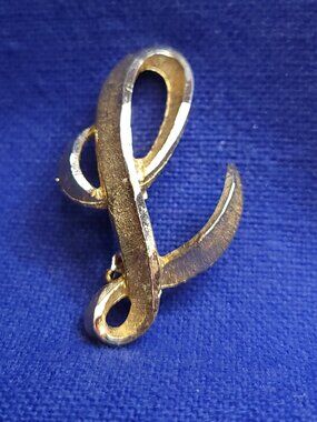 Vintage Mamselle Cursive "L" Brooch in Gold Tone